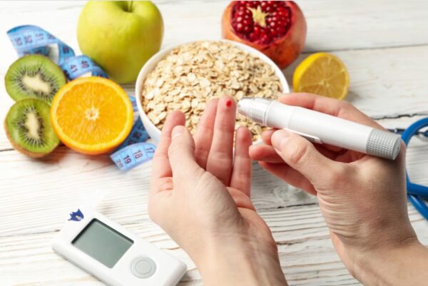 Uzman doktor tarafından yapılan diyabetik ayak muayenesi ve yara kontrolü
